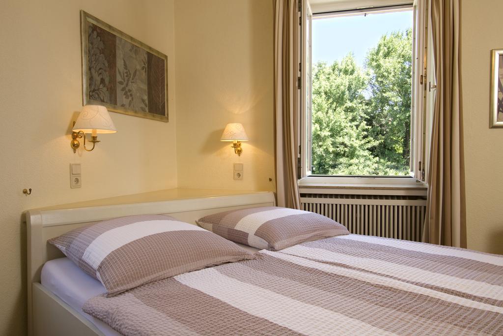 Gaestehaus Hebinger Am Schlosspark Hotell Deidesheim Rom bilde